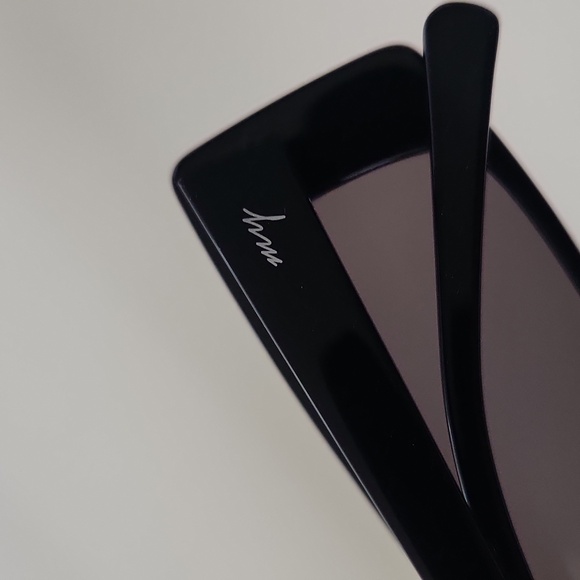 Chic Black Rectangular Sunglasses - Picture 2 of 8